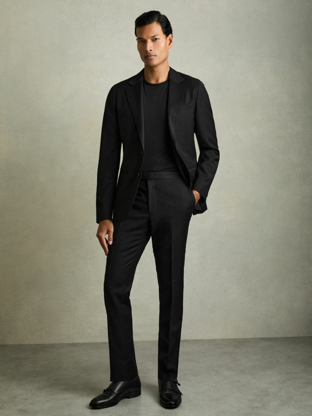 Cotton Crew Neck T-Shirt in Black | Reiss Men Recommended
