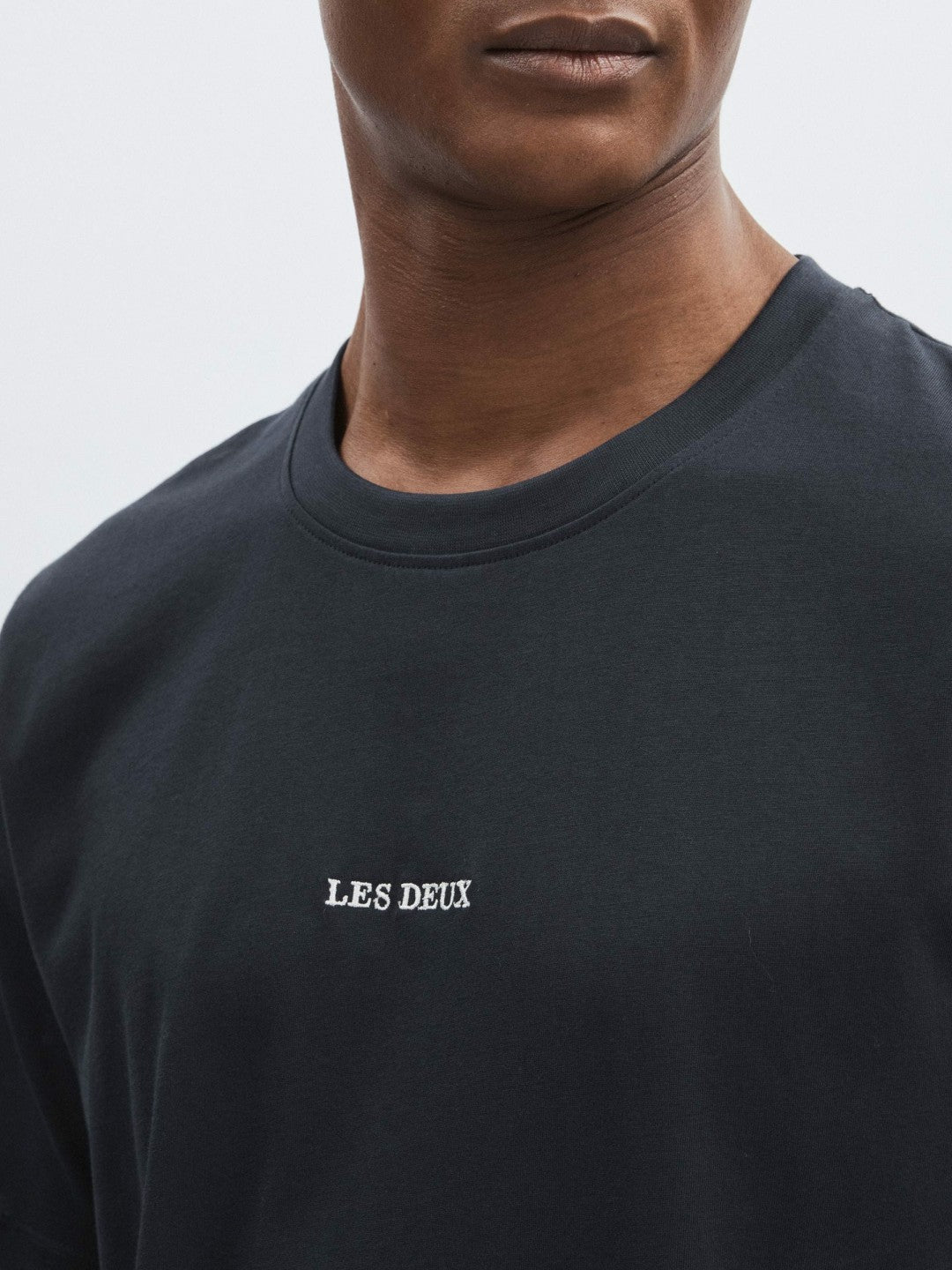 Les Deux Cotton Logo T-Shirt in Navy Blue | Reiss Men Exclusive