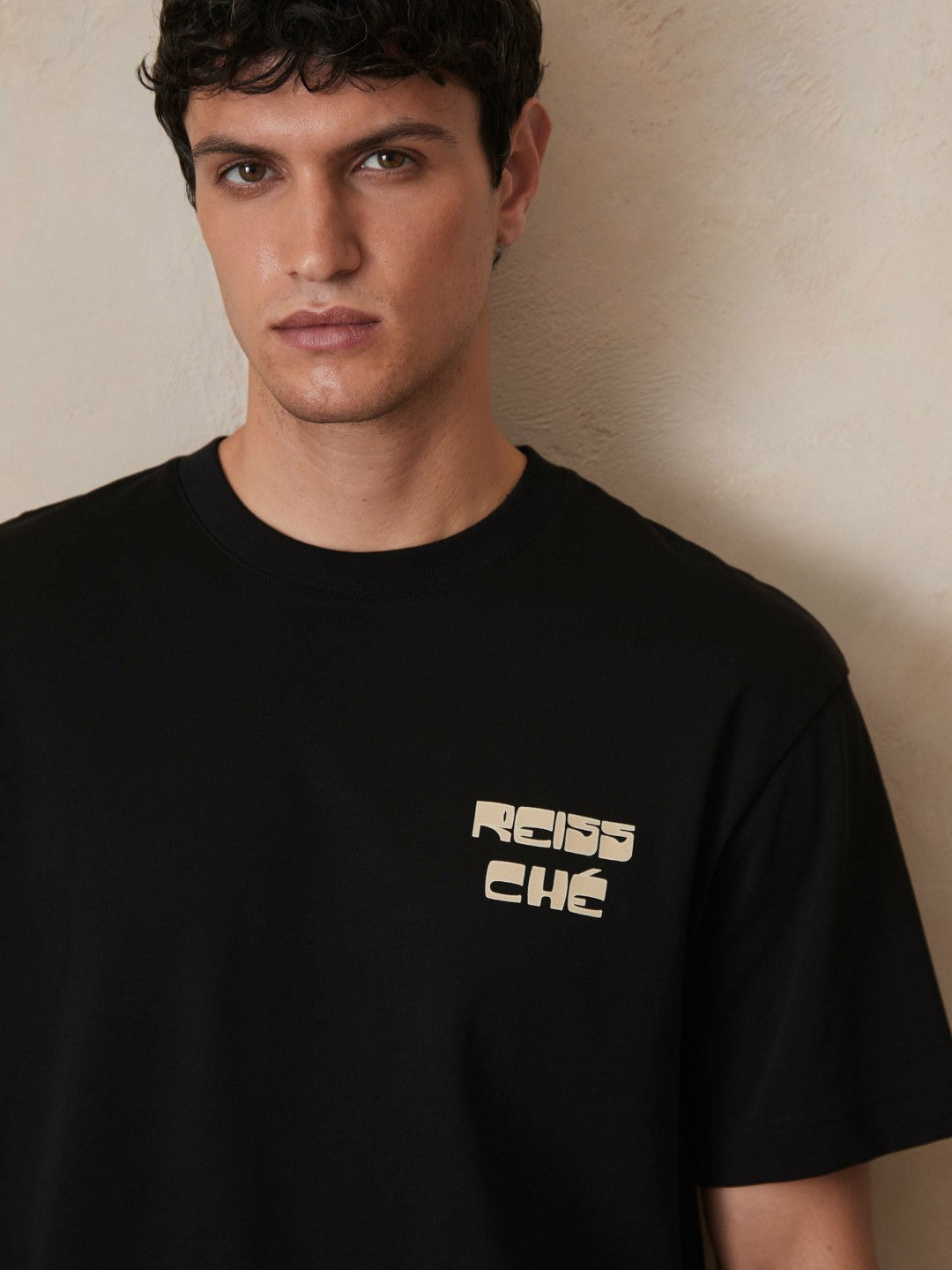 | Ché Cotton Palm-Print T-Shirt in Black | Reiss Men Signature
