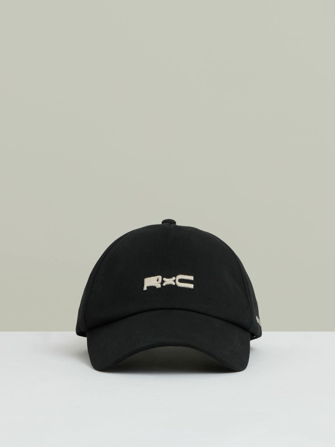| Ché Logo-Embroidered Cap in Black | Reiss Men Featured