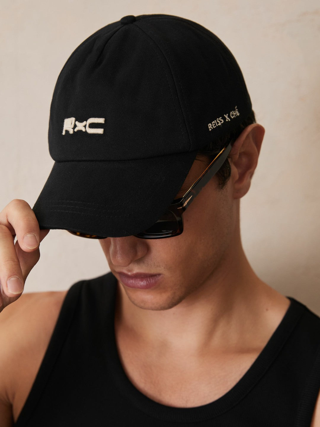 | Ché Logo-Embroidered Cap in Black | Reiss Men Featured