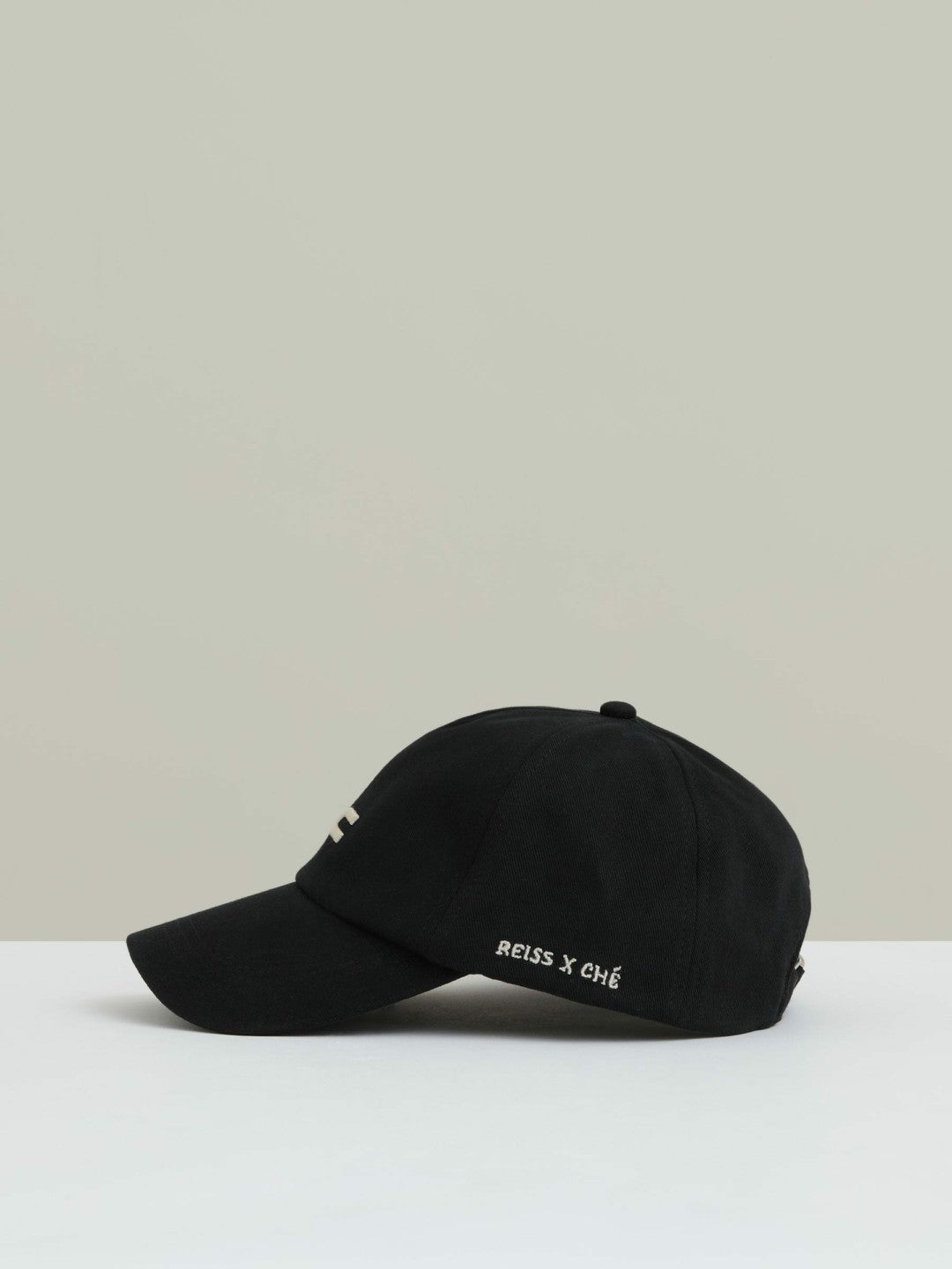 | Ché Logo-Embroidered Cap in Black | Reiss Men Featured